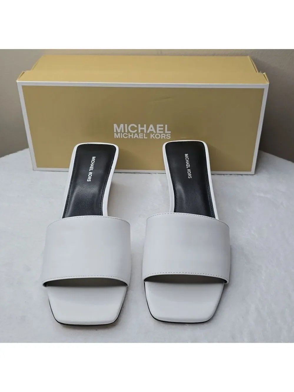 NIB Micheal Micheal Kors Merriam Kitten Sandal White Sz 8